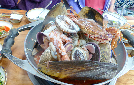 海鮮鍋內的材料都是特定的,有鮑魚、螃蟹、扇貝、巨蚌、八爪魚、響螺等。 海鮮鍋內的材料都是特定的,有鮑魚、螃蟹、扇貝、巨蚌、八爪魚、響螺等。