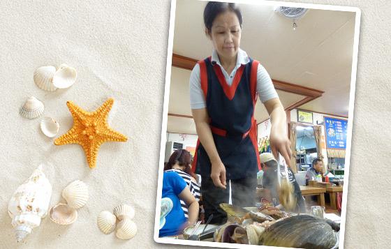 阿珠媽把大隻隻的鮑魚、八爪魚等剪細再煮兩三分鐘,便可開懷大吃了! 阿珠媽把大隻隻的鮑魚、八爪魚等剪細再煮兩三分鐘,便可開懷大吃了!