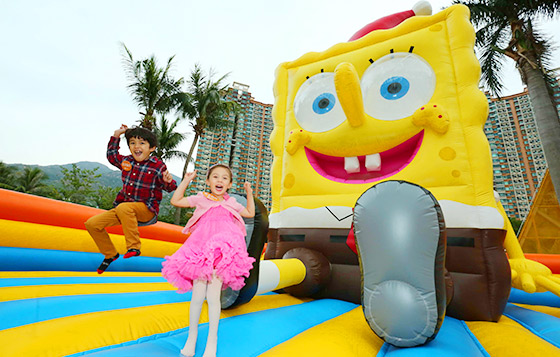 換領禮品:限量SpongeBob文具套裝及萬用袋和贏取參加聖誕SpongeBob 大比「拼」遊戲或親子聖誕工作坊的機會。 換領禮品:限量SpongeBob文具套裝及萬用袋和贏取參加聖誕SpongeBob 大比「拼」遊戲或親子聖誕工作坊的機會。