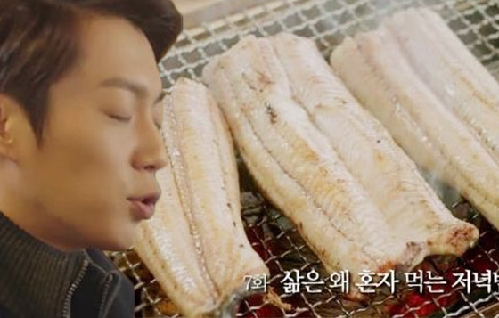 看尹斗俊@BEAST的樣子，yummy......