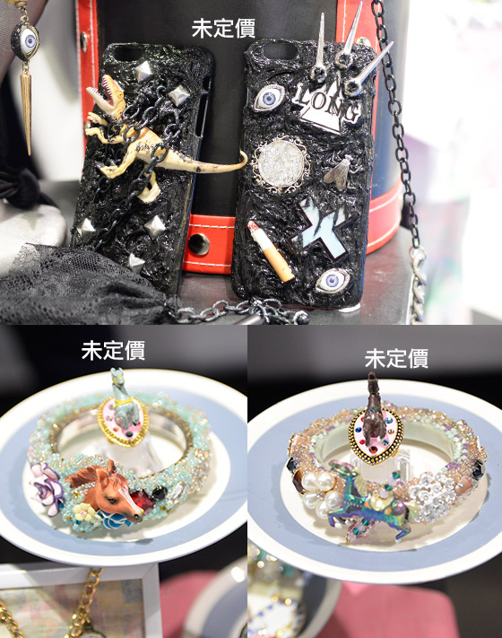 phone case也入潮物行列,新推出懷舊風和龐克風的phone cases(上)。幻彩花卉配俊馬的手鐲(下)也非常吸睛! phone case也入潮物行列,新推出懷舊風和龐克風的phone cases(上)。幻彩花卉配俊馬的手鐲(下)也非常吸睛!