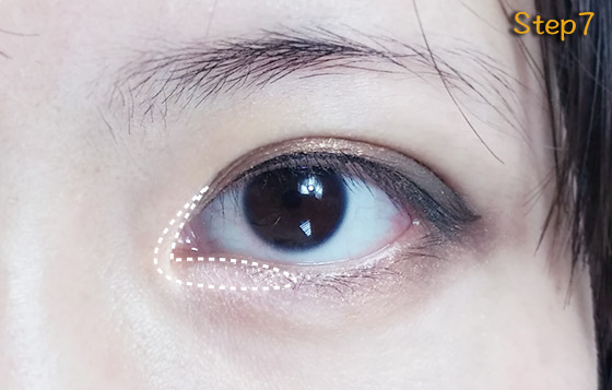 最後於眼頭位置掃上珠光色眼影作為提亮。（若怕出界，完成眼妝後，可用棉花棒拭去雙眼皮眼褶外圍的眼影。）