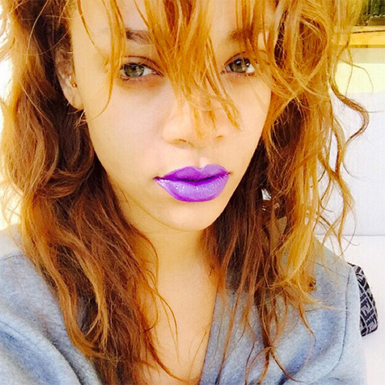 Rihanna「爆」紫唇。