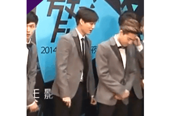 Suho看著羨慕，也禁不住偷襲Kai了=_=