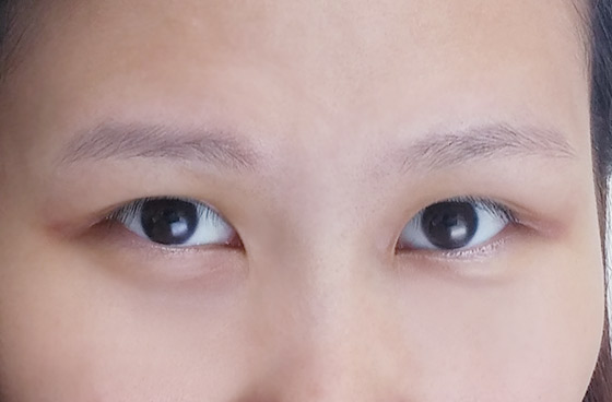 我沒化妝時眼睛是內雙的哩:(