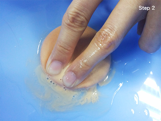 2. 用指腹輕輕按壓讓粉撲內的粉底液都卸掉。