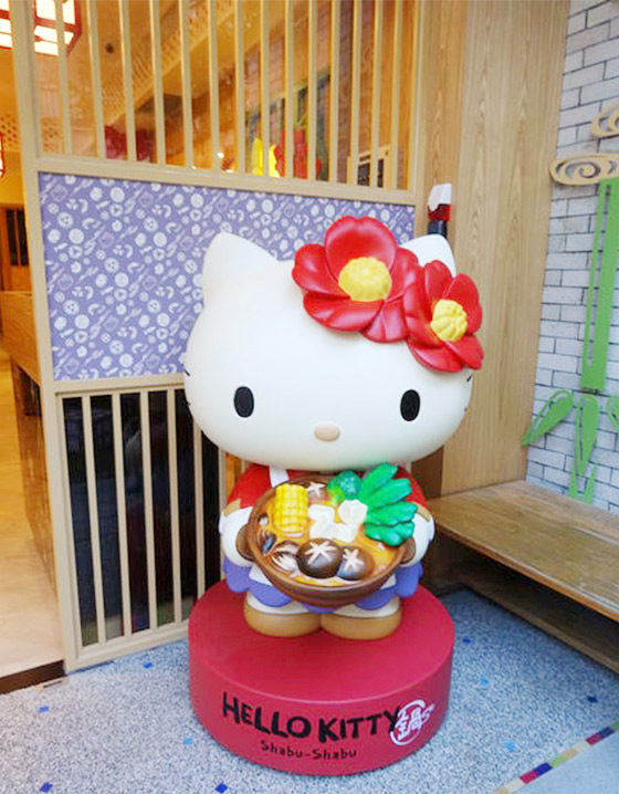 和其他Hello Kitty不同，頭上戴的是山茶花，是這間店獨有的。