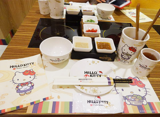 餐具上都印了Hello Kitty圖案，好漂亮呀！
