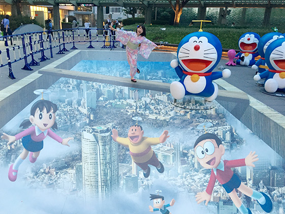 和多啦A夢一起在天空上遊玩，好開心呀！