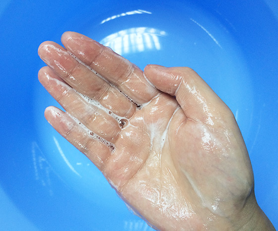 產生的泡沫不算多,本來有點不習慣,不過一塗在頭髮上,就完全改觀。 產生的泡沫不算多,本來有點不習慣,不過一塗在頭髮上,就完全改觀。