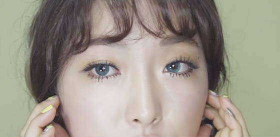 眼妝：以提亮為主，色彩別太濃，以睫毛營造大眼。