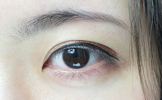 Step 3：畫上整條黑色上眼線。