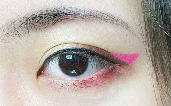 Step 5：於下眼線尾塗紅色眼影。