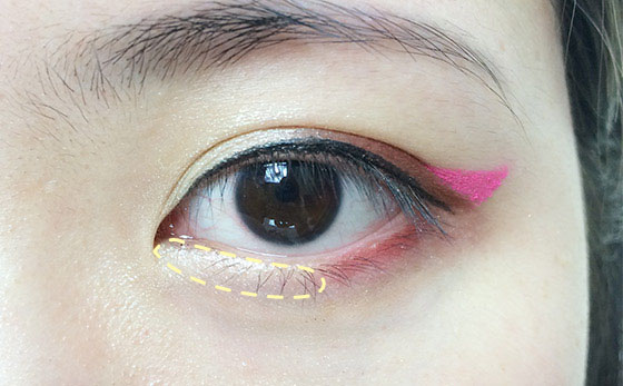 Step 6：在眼頭抹上珠光色眼影提亮。
