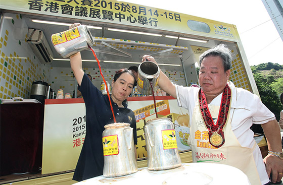 首位女金茶王莫佩玲師傅及2010年金茶王冠軍羅德師傅即場施展當年奪冠必殺技。