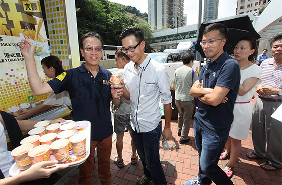 認住呢架車　嘆免費奶茶