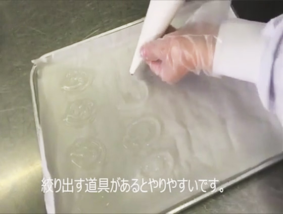 用擠花器在焗盤上擠出橢圓形