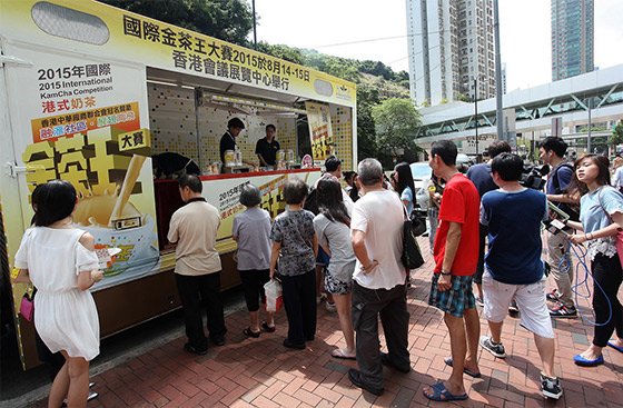 「金茶王」流動奶茶車將穿梭於港九新界各區大派香滑奶茶。