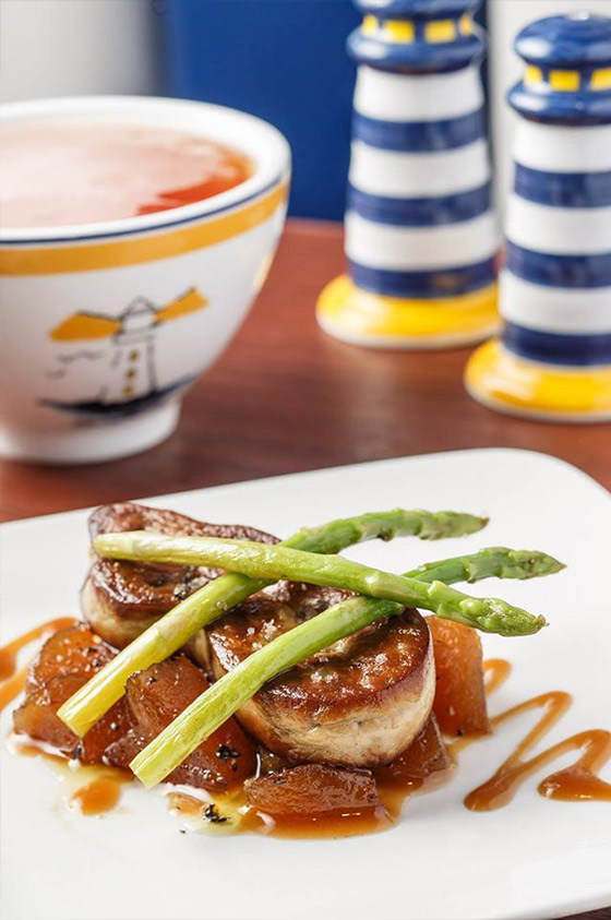 香煎鵝肝配焦糖蘋果、香甜蘋果酒及鹹味焦糖醬 $98 香煎鵝肝配焦糖蘋果、香甜蘋果酒及鹹味焦糖醬 $98