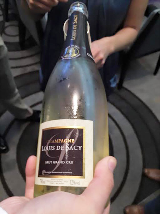 Champagne Louis De Sacy:色澤金黃,氣泡十分細緻,帶有橘子、紅梅、少許香草味及Toasty味。 Champagne Louis De Sacy:色澤金黃,氣泡十分細緻,帶有橘子、紅梅、少許香草味及Toasty味。