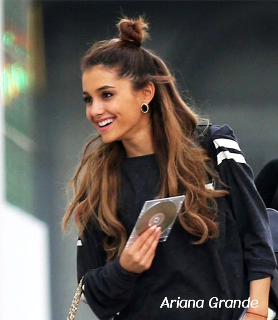唱作人Ariana grande的Half-bun加捲曲髮腳,突出漂亮輪廓之餘也強調出飄逸感。 唱作人Ariana grande的Half-bun加捲曲髮腳,突出漂亮輪廓之餘也強調出飄逸感。