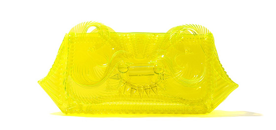 Vinyl Chloride Clutch Bag 42,000日圓(約港幣$2,660),現只剩藍色和黃色。 Vinyl Chloride Clutch Bag 42,000日圓(約港幣$2,660),現只剩藍色和黃色。
