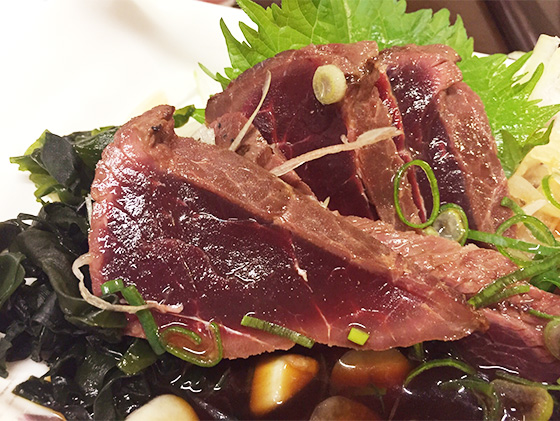 不知這屬鯨魚哪部份,但肉質粗嚡!火炙鯨魚刺身1,950日圓(約港幣$123) 不知這屬鯨魚哪部份,但肉質粗嚡!火炙鯨魚刺身1,950日圓(約港幣$123)