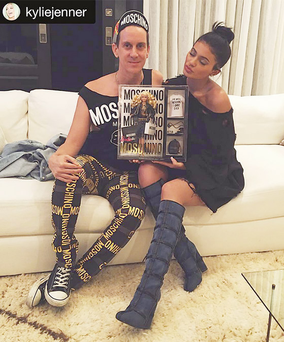 美國真人騷女星Kylie Jenner說要每晚跟這款「MOSCHINO Barbie」一起睡呢=口=“ 美國真人騷女星Kylie Jenner說要每晚跟這款「MOSCHINO Barbie」一起睡呢=口=“