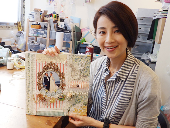 這本結婚相簿是小環第一份送給丈夫的手作禮物,現在放於店舖成了「生招牌」。 這本結婚相簿是小環第一份送給丈夫的手作禮物,現在放於店舖成了「生招牌」。