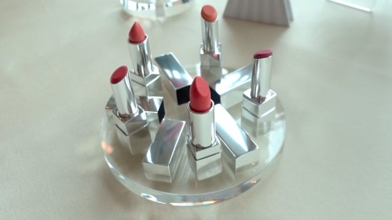 RMK Irresistible Bright Lips 柔美光感唇膏 HK$260 (2色)、RMK Irresistible Glow Lips 水嫩魅惑唇膏 HK$260 (3色) RMK Irresistible Bright Lips 柔美光感唇膏 HK$260 (2色)、RMK Irresistible Glow Lips 水嫩魅惑唇膏 HK$260 (3色)